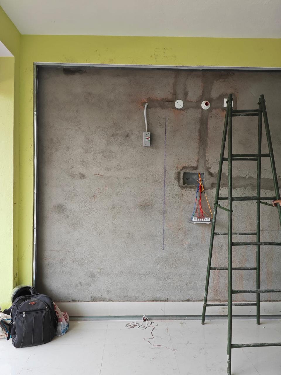 Empty shop before salon reception design – bare concrete walls